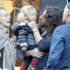 Exclusif - Carles Puyol, sa compagne Vanesa Lorenzo, enceinte, et leur petite Manuela dans les rues de New York, le 20 octobre 2015