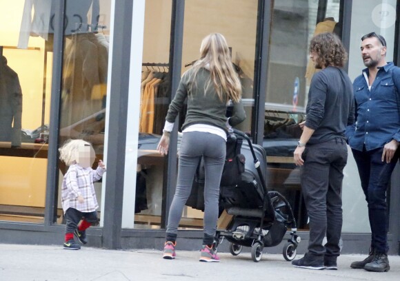 Exclusif - Carles Puyol, sa compagne Vanesa Lorenzo, parents comblés devant leur petite Manuela dans les rues de New York, le 20 octobre 2015
