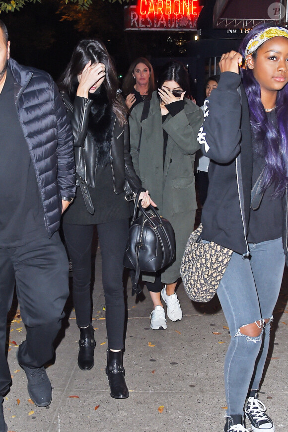 Caitlyn Jenner, ses filles Kendall et Kylie, et leur amie la chanteuse Justine Skye se rendent au Carbone à New York. Le 7 novembre 2015.