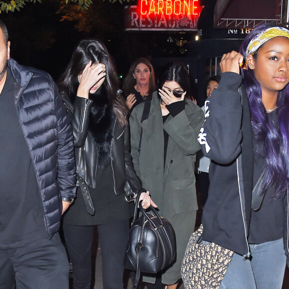 Caitlyn Jenner, ses filles Kendall et Kylie, et leur amie la chanteuse Justine Skye se rendent au Carbone à New York. Le 7 novembre 2015.