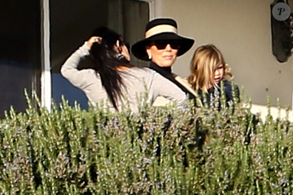 Kourtney Kardashian, ses enfants Reign, Penelope et Mason et sa mère Kris Jenner rendent visite à Scott Disick dans sa chambre en centre de désintoxication. Malibu, le 8 novembre 2015.