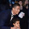 Cristiano Ronaldo et son fils Cristiano Jr. lors de l'avant-première du documentaire "Ronaldo" à Londres le 9 novembre 2015.
