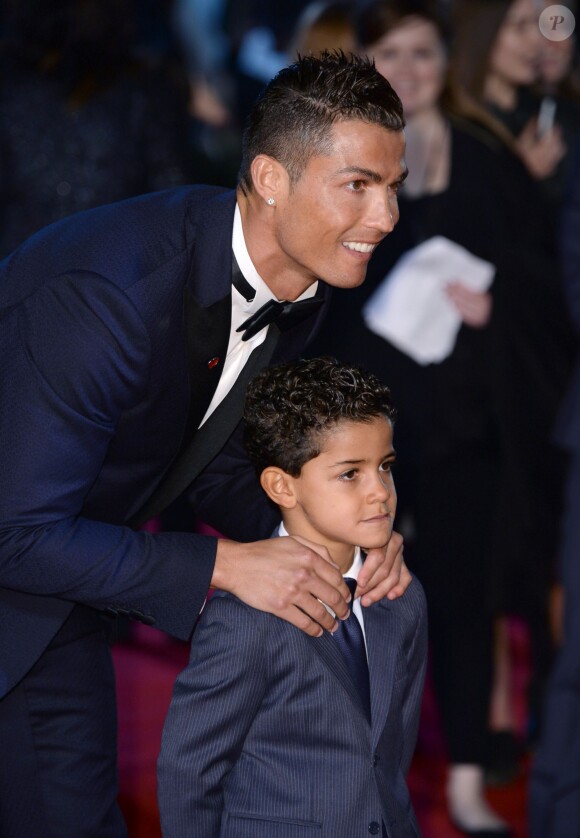 Photo : Cristiano Ronaldo et son fils Cristiano Ronaldo Jr - Première du  film Ronaldo à Londres le 9 novembre 2015. - Purepeople