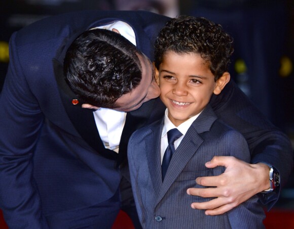Cristiano Ronaldo et son fils Cristiano Ronaldo Junior lors de l'avant-première du documentaire "Ronaldo" à Londres le 9 novembre 2015.
