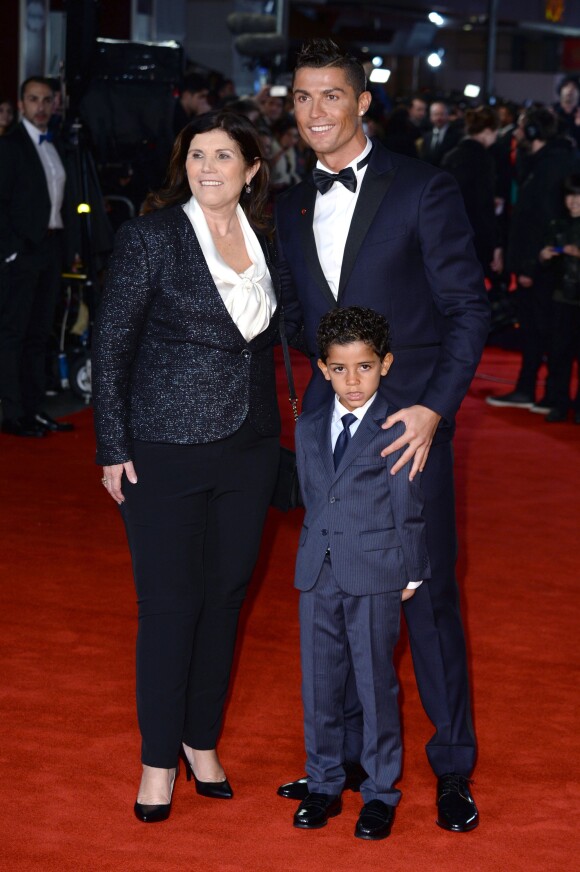 Cristiano Ronaldo, sa maman Maria Dolores Aveiro et son fils Cristiano Ronaldo Junior lors de l'avant-première du documentaire "Ronaldo" à Londres le 9 novembre 2015.