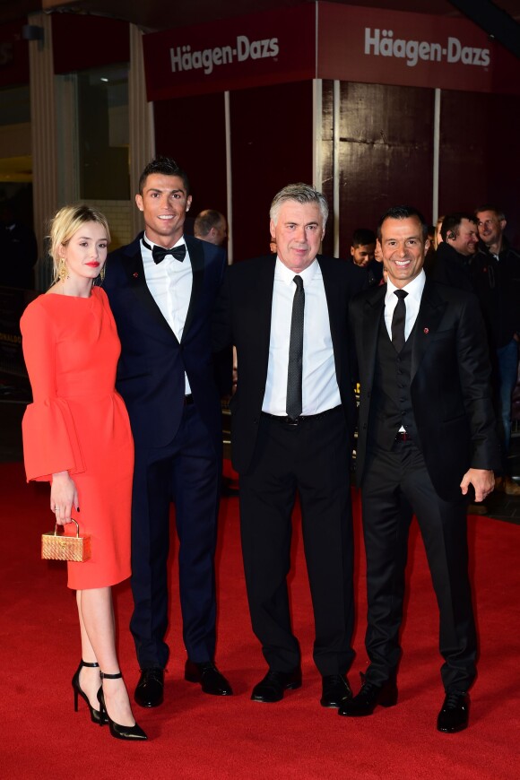 Cristiano Ronaldo, Carlo Ancelotti et Jorge Mendes lors de l'avant-première du documentaire "Ronaldo" à Londres le 9 novembre 2015.