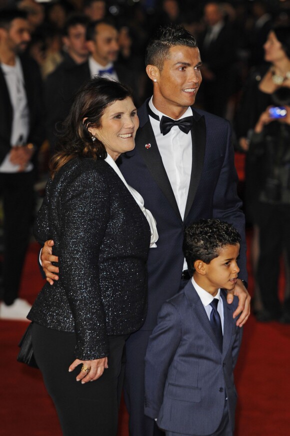 Cristiano Ronaldo avec sa mère Maria Dolores dos Santos Aveiro et son fils Cristiano Ronaldo Jr - Première du film "Ronaldo" à Londres le 9 novembre 2015.