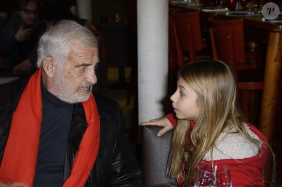 Exclusif - Jean-Paul Belmondo déjeune avec sa fillette Stella à La chope des puces de Saint-Ouen, le 19 janvier 2014.