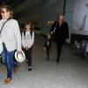 Rod Stewart et Penny Lancaster avec leurs enfants Alastair et Aiden à l'aéroport de Londres le 29 août 2015