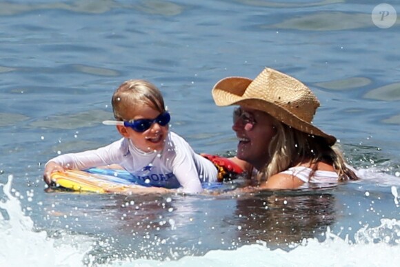 Exclusif - Penny Lancaster, épouse de Rod Stewart, en vacances à Hawaï le 21 août 2015 avec son fils Aiden.