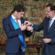Le footballeur Iker Casillas reçoit une décoration des mains du premier ministre espagnol Mariano Rajoy à Madrid le 10 novembre 2015.