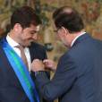 Le footballeur Iker Casillas reçoit une décoration des mains du premier ministre espagnol Mariano Rajoy à Madrid le 10 novembre 2015.