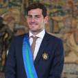 Iker Casillas reçoit une décoration des mains du premier ministre espagnol Mariano Rajoy à Madrid le 10 novembre 2015.