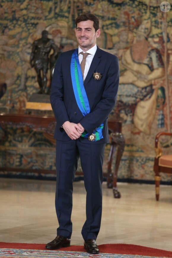 Iker Casillas reçoit une décoration des mains du premier ministre espagnol Mariano Rajoy à Madrid le 10 novembre 2015.