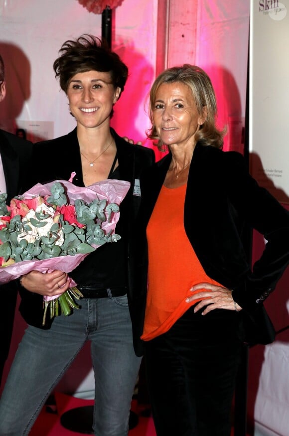 Noémie Caillault et Claire Chazal lors du lancement de la campagne Octobre Rose à la clinique Hartmann à Neuilly-sur-Seine le 7 octobre 2015