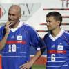 Zinedine Zidane et Eric Carrière - Match amical de foot et rugby entre le RC Toulon et l'équipe de France 98 au stade Mayol à Toulon, au profit de l'association de Pascal Olmeta "Un sourire, un espoir pour la vie" le 28 juillet 2015