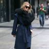 Gigi Hadid à la sortie de son appartement à New York, le 12 novembre 2015. Un look d'hiver pour la star qui mise sur des cuissardes plates en daim (la-it pièce de la saison) et un manteau au col fourrure. On adore l'association du noir et du bleu marine, tellement chic !