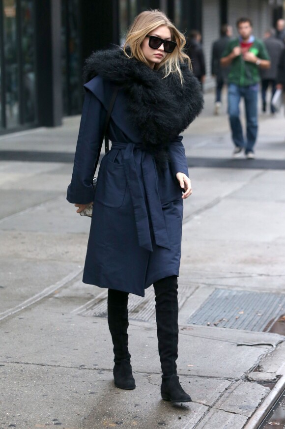 Gigi Hadid à la sortie de son appartement à New York, le 12 novembre 2015. Un look d'hiver pour la star qui mise sur des cuissardes plates en daim (la-it pièce de la saison) et un manteau au col fourrure. On adore l'association du noir et du bleu marine, tellement chic !
<p></p>