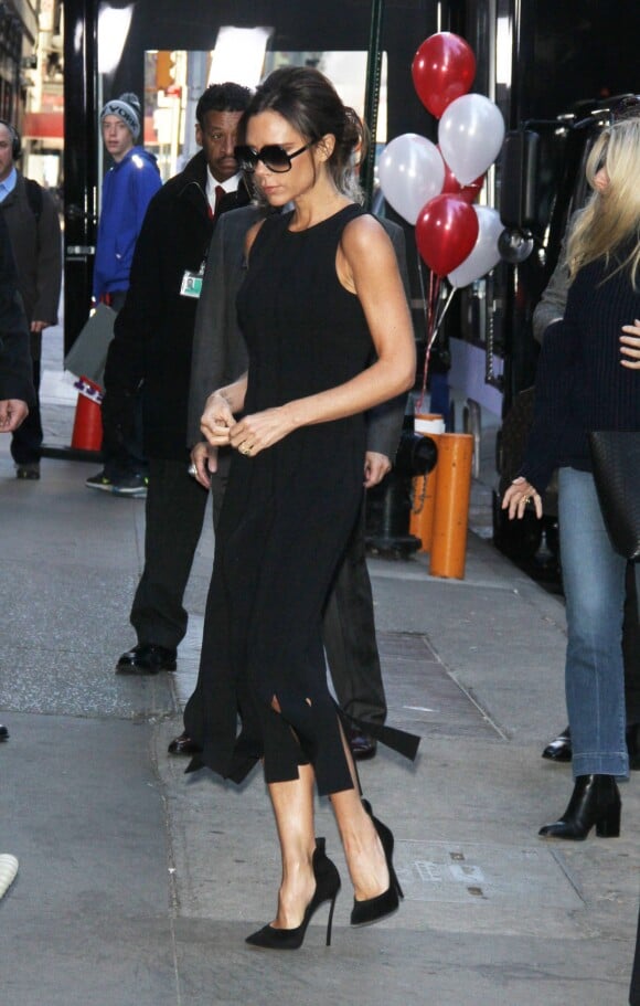 Victoria Beckham, indétrônable madame Mode, choisit une robe noire à franges pour se rendre sur un plateau télé à New York. Simple, élégant, le style minimaliste qu'on adore tant.