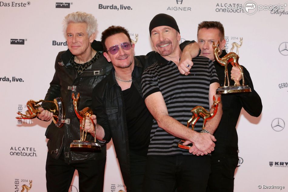 Le groupe U2, Bono, Larry Mullen, The Edge et Adam Clayton aux Bambi Awards à Berlin le 13 novembre 2014.