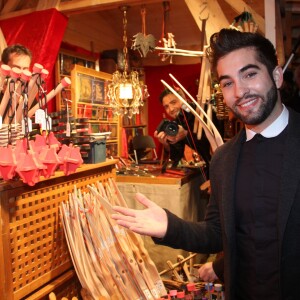 Kendji Girac participe à l'inauguration du village de Noël des Champs-Élysées à Paris le 13 novembre 2015.