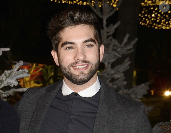 Kendji Girac participe à l'inauguration du village de Noël des Champs-Élysées à Paris le 13 novembre 2015.