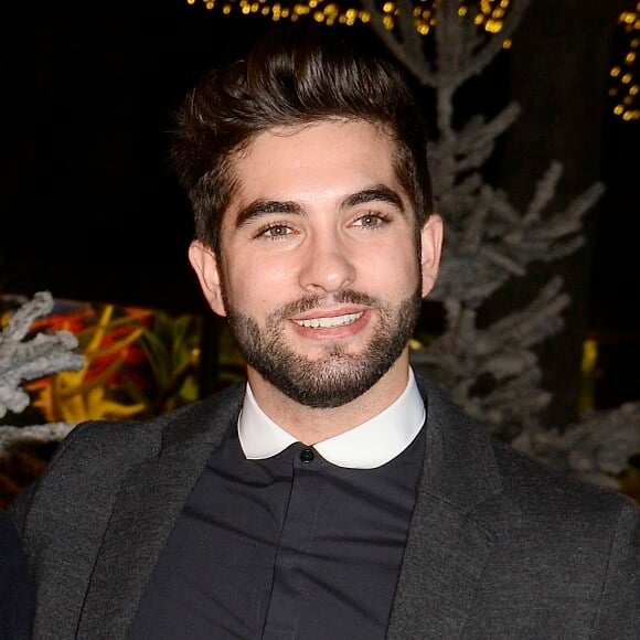 Kendji Girac participe à l'inauguration du village de Noël des Champs-Élysées à Paris le 13 novembre 2015.