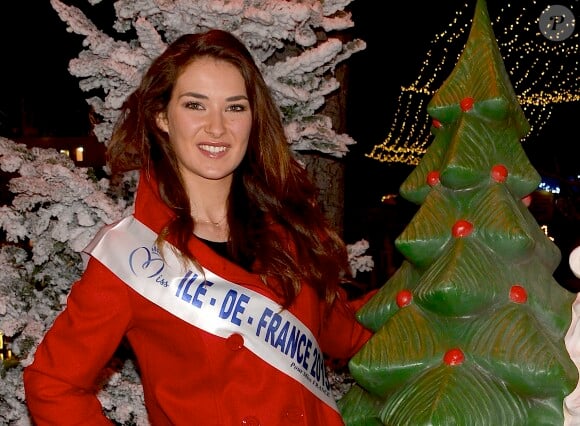 Fanny Harcaut (Miss île-de-France 2015) participe à l'inauguration du village de Noël des Champs-Élysées à Paris le 13 novembre 2015. © Coadic Guirec