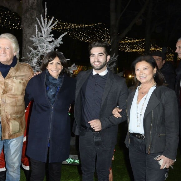 Marcel Campion, Patrick Sébastien, Anne Hidalgo, Kendji Girac et Jeanne d'Hauteserre (maire du 8ème arrondissement de Paris) participent à l'inauguration du village de Noël des Champs-Élysées à Paris le 13 novembre 2015. © Coadic Guirec