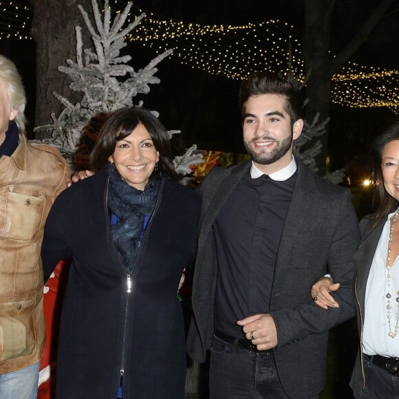 Patrick Sébastien, Anne Hidalgo, Kendji Girac et Jeanne d'Hauteserre (maire du 8ème arrondissement de Paris) participent à l'inauguration du village de Noël des Champs-Élysées à Paris le 13 novembre 2015. © Coadic Guirec