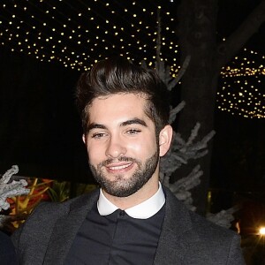 Kendji Girac participe à l'inauguration du village de Noël des Champs-Élysées à Paris le 13 novembre 2015.