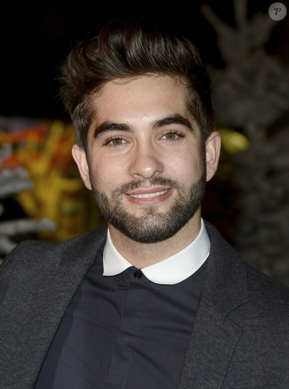 Kendji Girac participe à l'inauguration du village de Noël des Champs-Élysées à Paris le 13 novembre 2015.