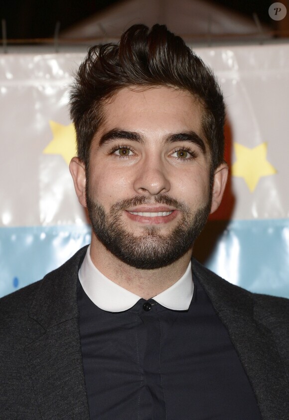 Kendji Girac participe à l'inauguration du village de Noël des Champs-Élysées à Paris le 13 novembre 2015.