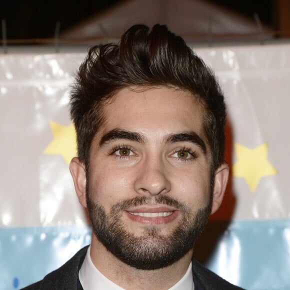 Kendji Girac participe à l'inauguration du village de Noël des Champs-Élysées à Paris le 13 novembre 2015.