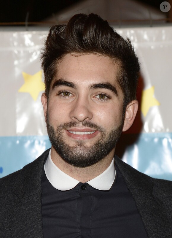 Kendji Girac participe à l'inauguration du village de Noël des Champs-Élysées à Paris le 13 novembre 2015.