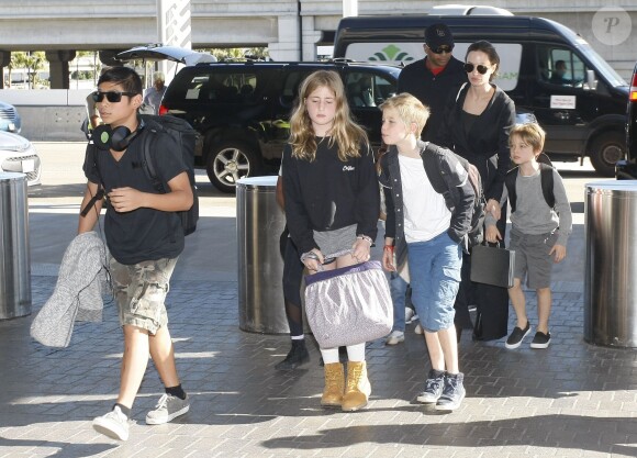 Exclusif - Angelina Jolie et ses enfants arrivent à l'aéroport de Los Angeles pour prendre un vol, le 6 novembre 2015.