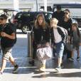 Exclusif - Angelina Jolie et ses enfants Shiloh, Knox, Vivienne, Pax et Zahara Jolie-Pitt arrivent à l'aéroport de Los Angeles pour prendre un vol, le 6 novembre 2015.