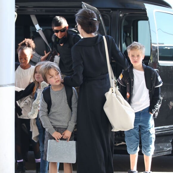 Exclusif - Angelina Jolie et ses enfants Shiloh, Knox, Vivienne, Pax et Zahara Jolie-Pitt arrivent à l'aéroport de Los Angeles pour prendre un vol, le 6 novembre 2015.