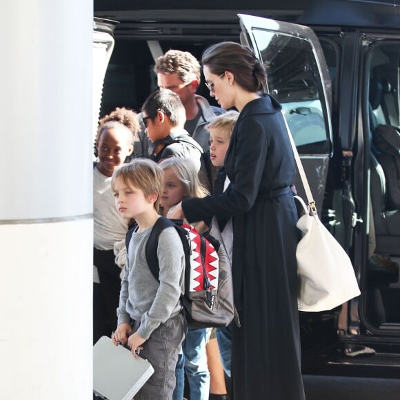 Exclusif - Angelina Jolie et ses enfants Shiloh, Knox, Vivienne, Pax et Zahara Jolie-Pitt arrivent à l'aéroport de Los Angeles pour prendre un vol, le 6 novembre 2015.