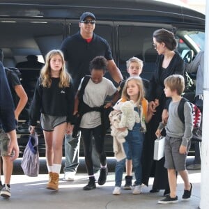 Exclusif - Angelina Jolie et ses enfants Shiloh, Knox, Vivienne, Pax et Zahara Jolie-Pitt arrivent à l'aéroport de Los Angeles pour prendre un vol, le 6 novembre 2015.