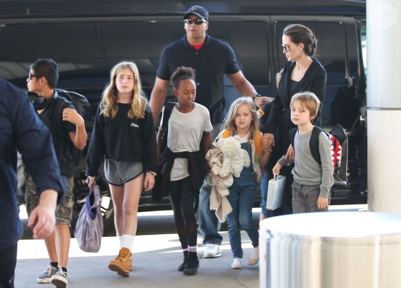 Exclusif - Angelina Jolie et ses enfants Shiloh, Knox, Vivienne, Pax et Zahara Jolie-Pitt arrivent à l'aéroport de Los Angeles pour prendre un vol, le 6 novembre 2015. Une jolie tribu !