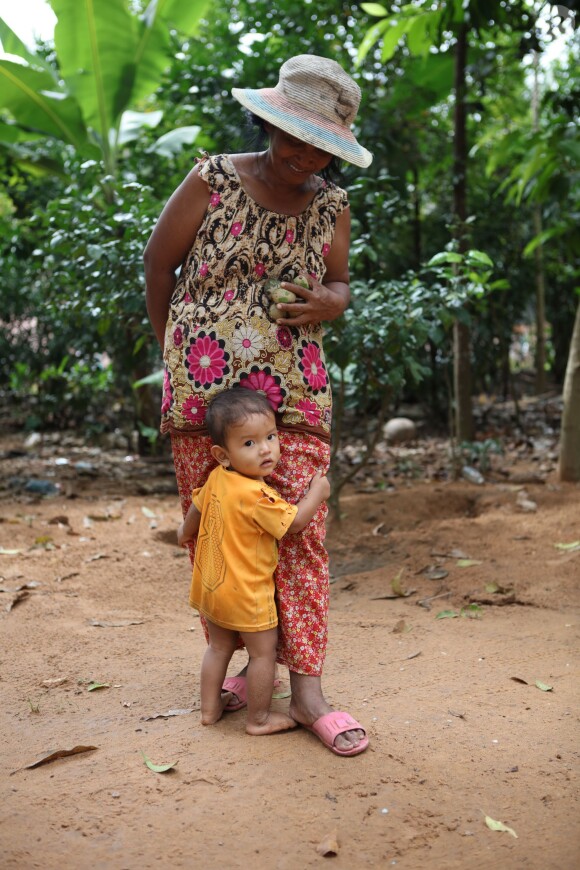 Exclusif - Préparation du lieu de tournage du prochain film de Angelina Jolie "First They Killed My Father" Siem Reap au Cambodge, le 6 novembre 2015. Des ouvriers préparent le terrain en enlevant les serpents et les scorpions, coupent les herbes, construisent des maisons