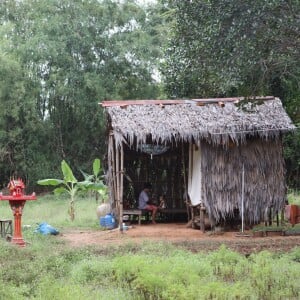 Exclusif - Préparation du lieu de tournage du prochain film de Angelina Jolie "First They Killed My Father" Siem Reap au Cambodge, le 6 novembre 2015. Des ouvriers préparent le terrain en enlevant les serpents et les scorpions, coupent les herbes, construisent des maisons.