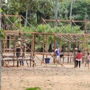 Exclusif - Préparation du lieu de tournage du prochain film de Angelina Jolie "First They Killed My Father" Siem Reap au Cambodge, le 6 novembre 2015. Des ouvriers préparent le terrain en enlevant les serpents et les scorpions, coupent les herbes, construisent des maisons.