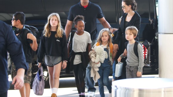 Angelina Jolie arrive à Los Angeles avec 4 de ses 6 enfants, le 27 octobre 2015.