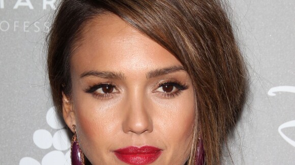 Photo Jessica Alba Nous Donne Une Leçon Glamour Avec Un Beauty Look Bronze Et Glamour à Tomber 