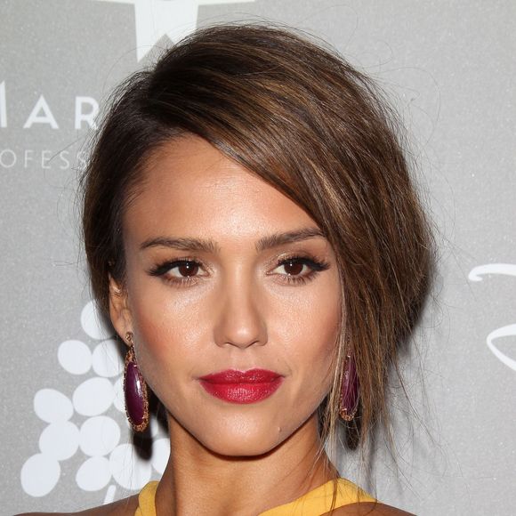 Jessica Alba nous donne une leçon glamour avec un beauty look bronze et glamour à tomber ! La star se rendait au gala de charité Baby2Baby Gala à L.A le 14 novembre 2015