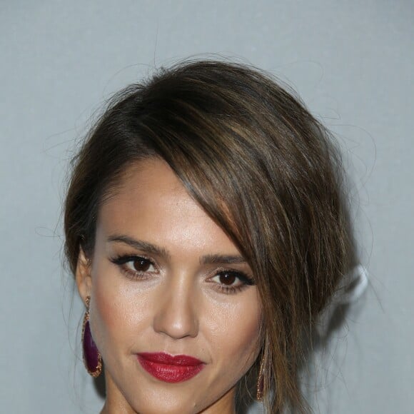 Jessica Alba nous donne une leçon glamour avec un beauty look bronze et glamour à tomber ! La star se rendait au gala de charité Baby2Baby Gala à L.A le 14 novembre 2015