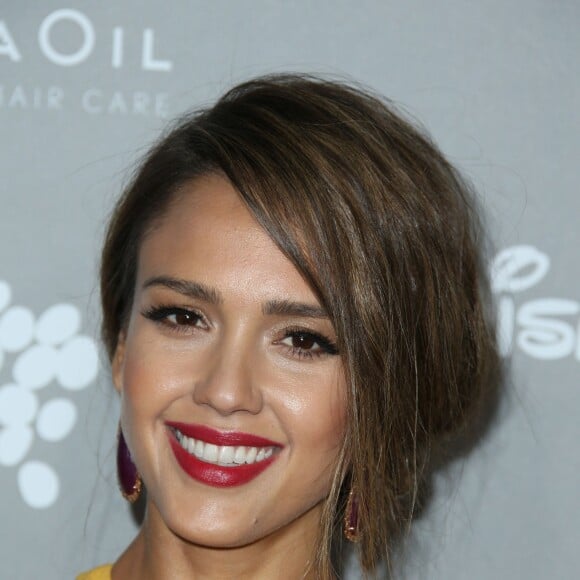 Jessica Alba nous donne une leçon glamour avec un beauty look bronze et glamour à tomber ! La star se rendait au gala de charité Baby2Baby Gala à L.A le 14 novembre 2015