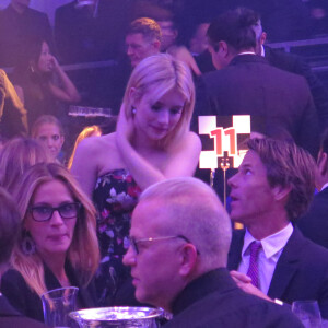 Exclusif - Emma Roberts embrasse chaleureusement sa tante Julia Roberts lors de la soirée "amfAR Inspiration Gala", le 30 octobre 2015.